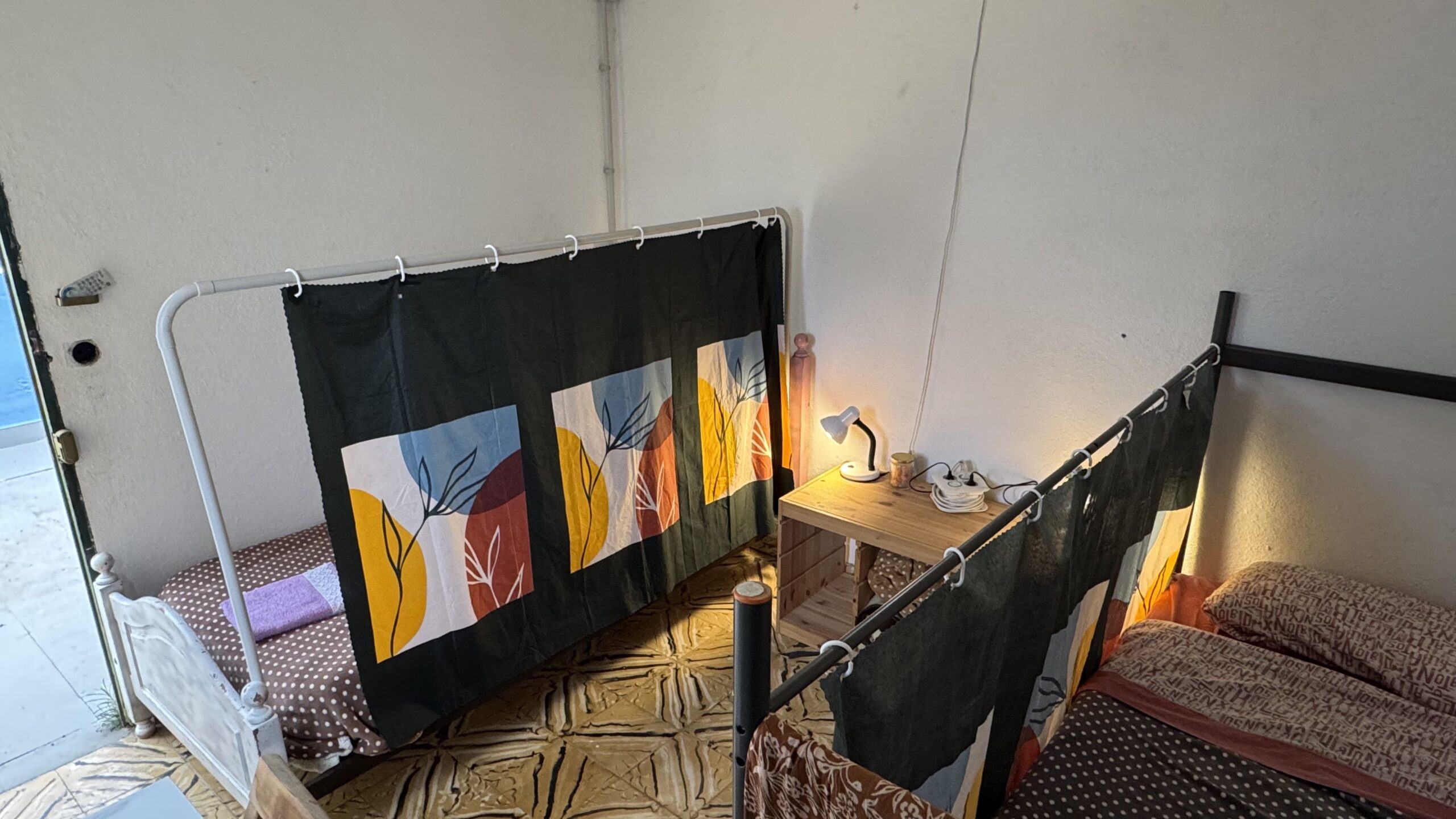 Dormitorio feminino compartido